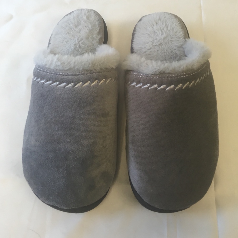 Isotoner grey fuzzy foam slippers NWO